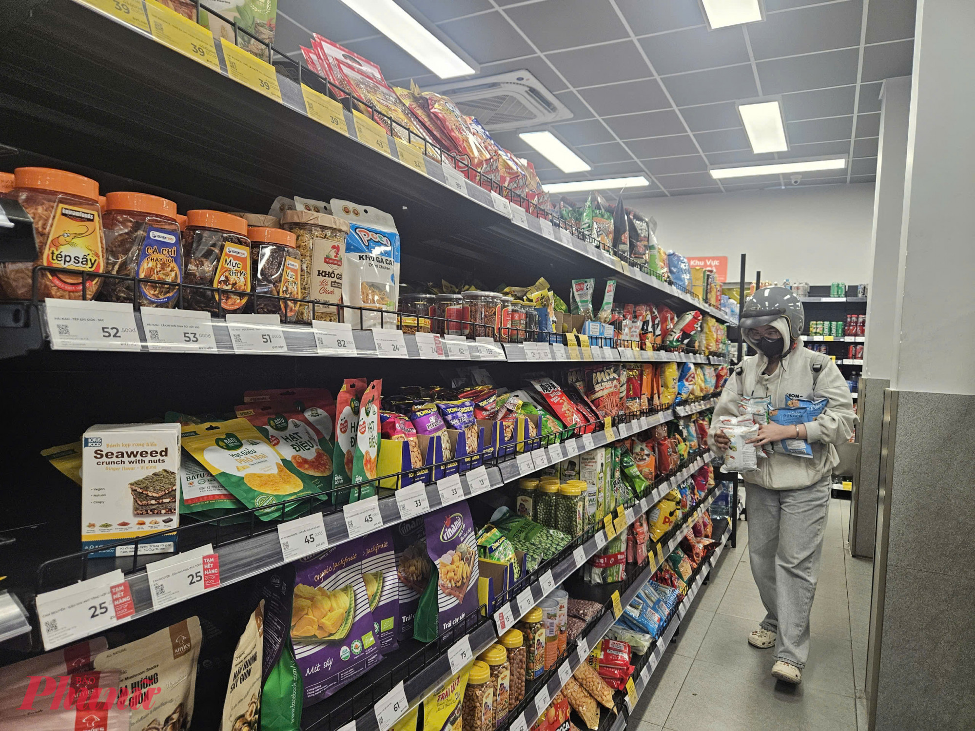 Tuy nhiên, theo ghi nhận tại các điểm bán, lượng khách vẫn mua sắm khá thận trọng, đa phần chọn các sản phẩm thiết thực phục vụ sinh hoạt hằng ngày thay vì các món quà có giá trị cao như những năm trước.