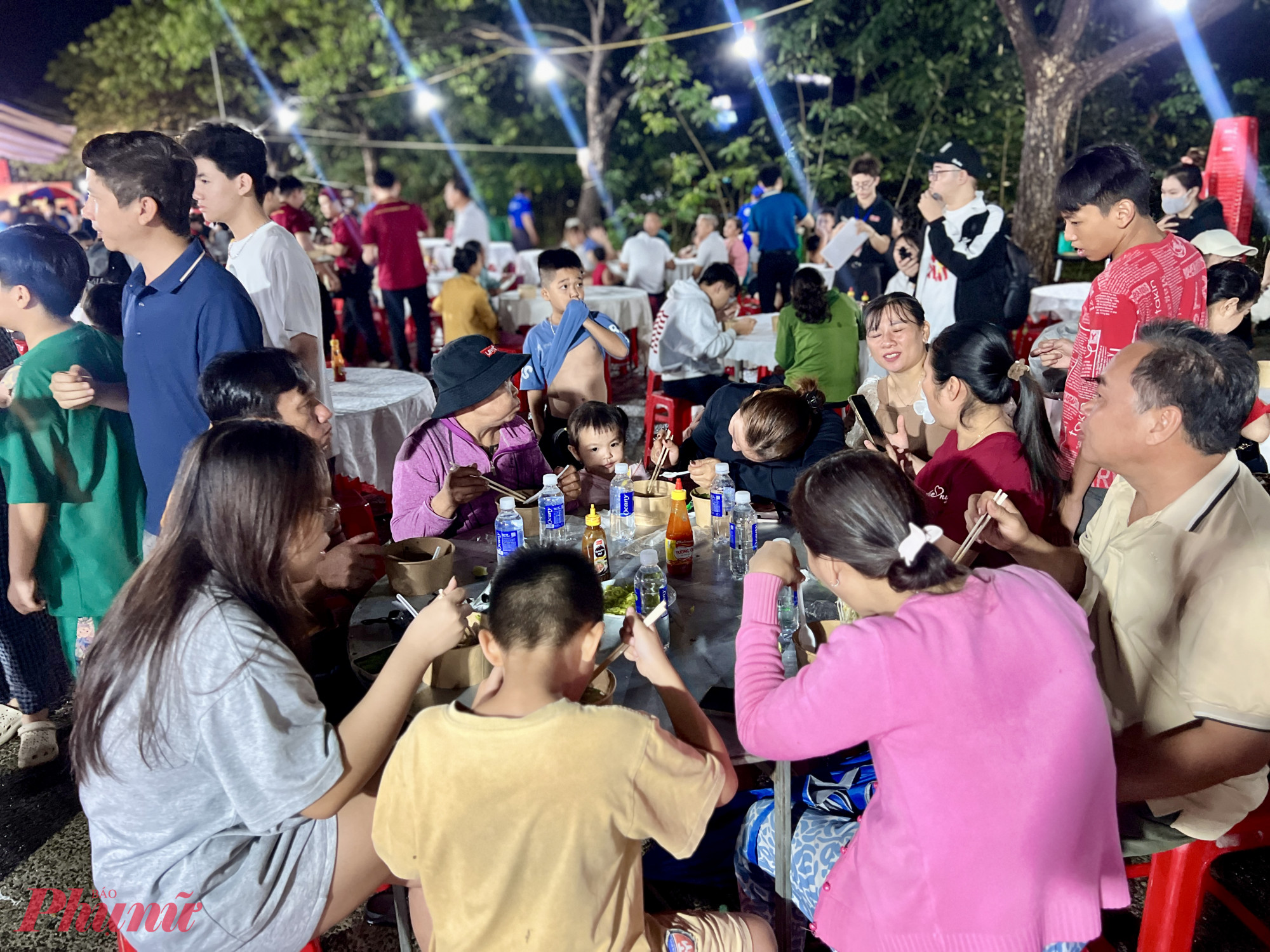 Người dân, trẻ nhỏ thích thú thưởng thức phở trong chương trình Phở yêu thương.