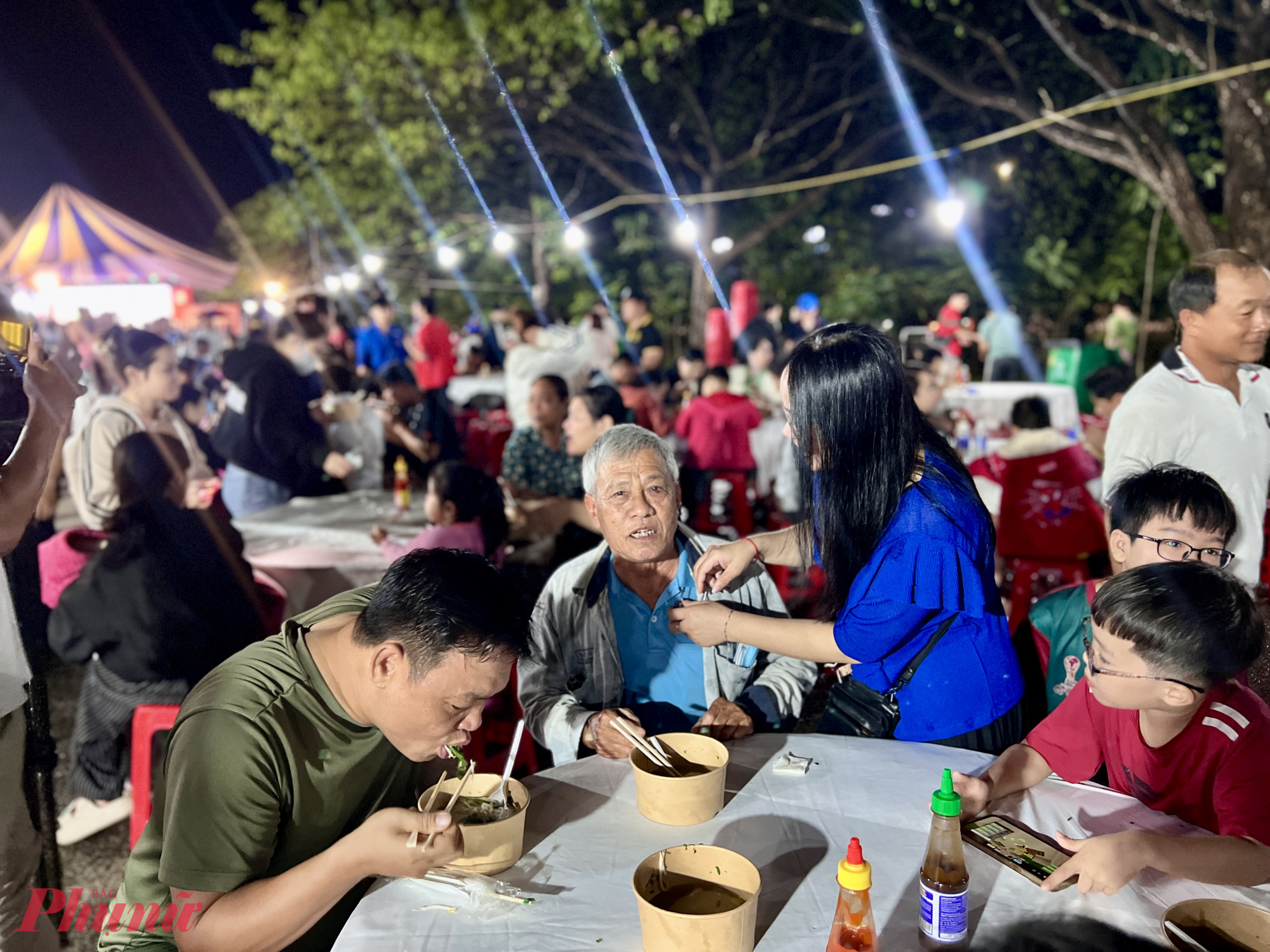 Nhiều người xã Bàu Bàng tới sớm thưởng thức phở.