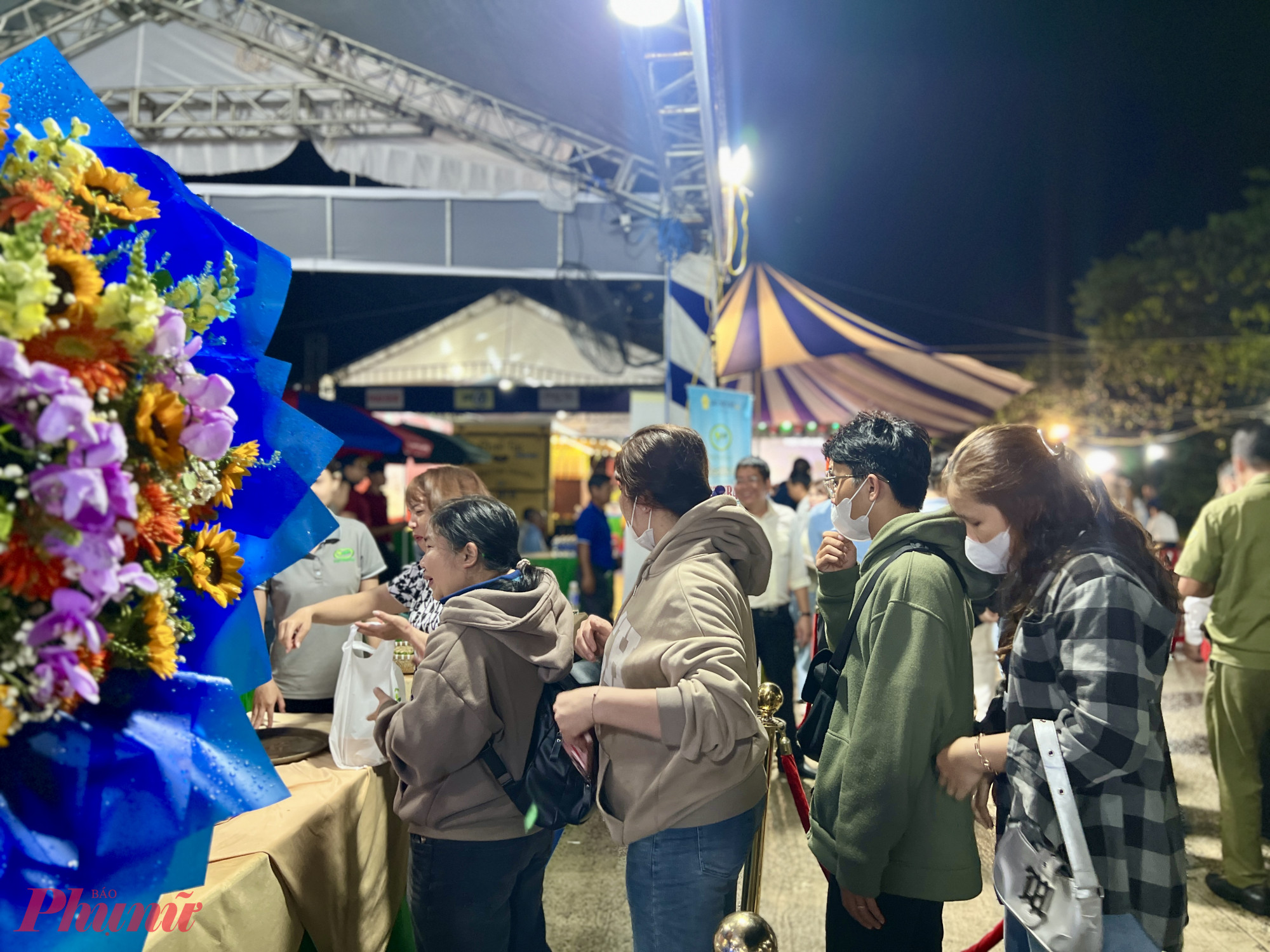 Khách không ngồi ăn tại chỗ sẽ chờ lấy phở mang về.