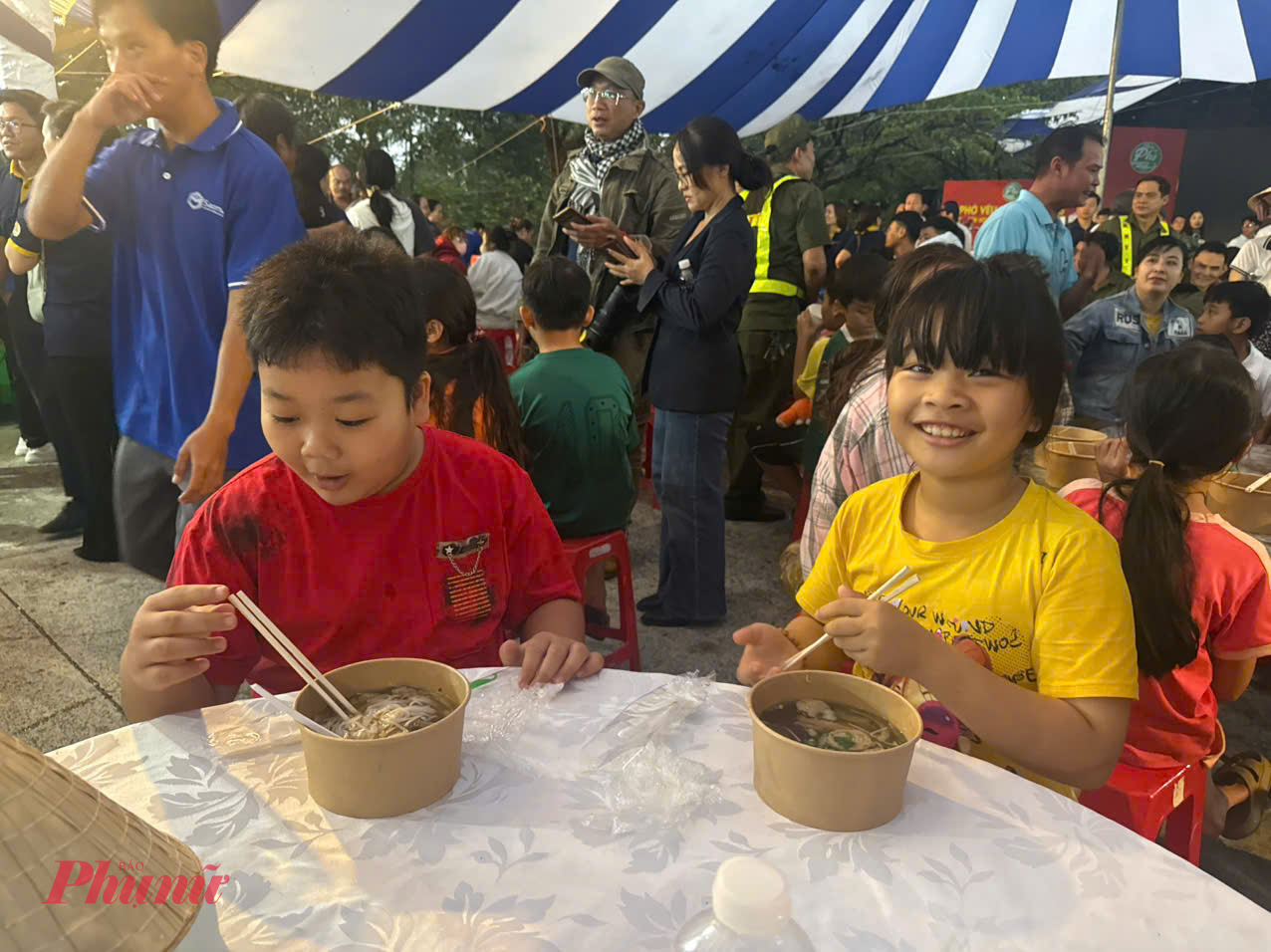 Không chỉ người lớn, nhiều em nhỏ tại khu vực xã Bàu Bàng cũng không giấu được niềm vui khi lần đầu được thưởng thức những tô phở miễn phí ngay tại địa phương. 
