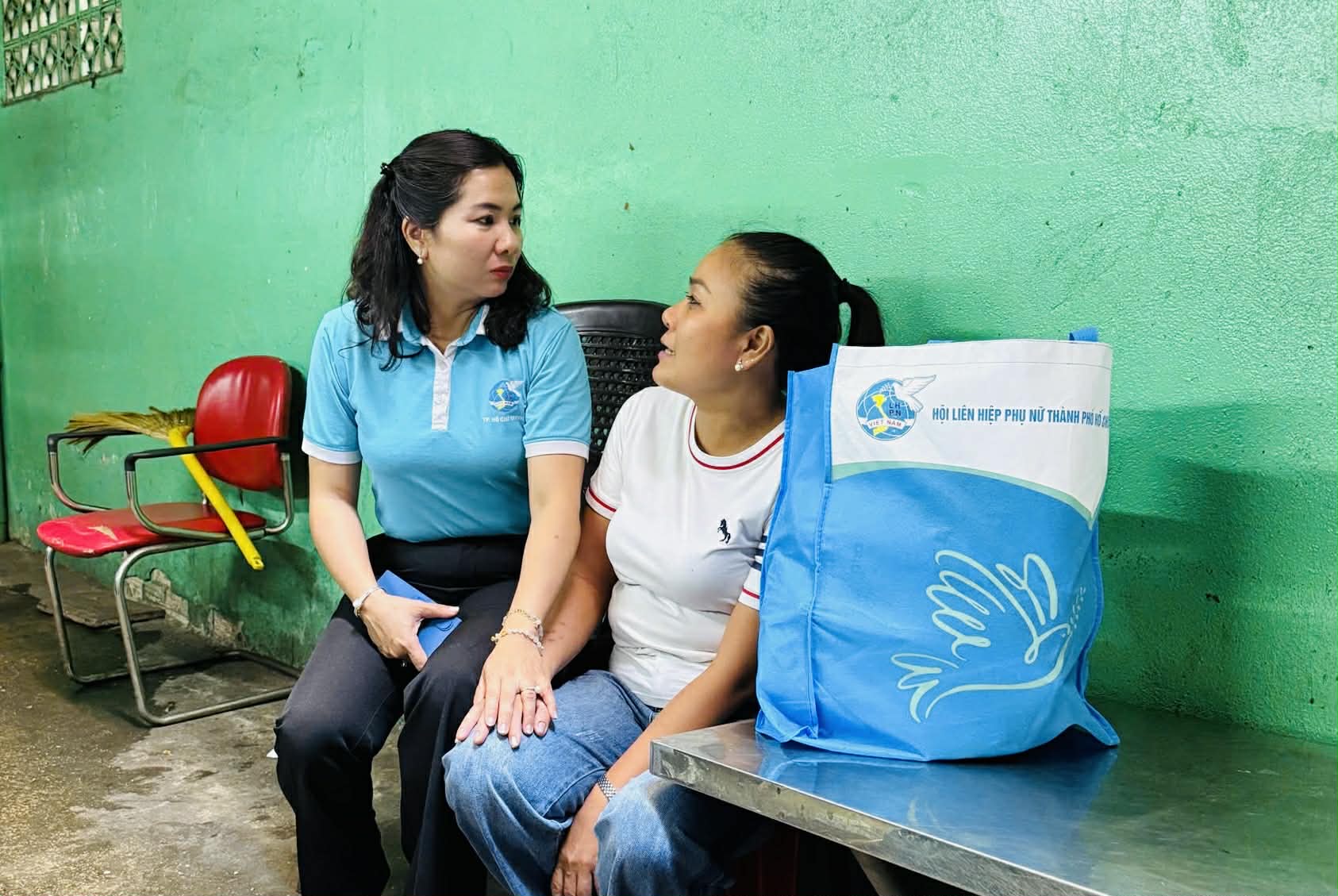 Bà Nguyễn Thị Ngọc Linh – Phó chủ tịch Hội LHPN TPHCM – đã ân cần thăm hỏi, động viên chị Huỳnh Thị Kim Loan (42 tuổi, phường Cầu Ông Lãnh), phụ nữ đơn thân đang làm phụ việc gia đình với thu nhập thấp, nuôi hai con ăn học. Bà Linh cho biết Hội LHPN TPHCM đang triển khai nhiều chương trình hỗ trợ phụ nữ phát triển kinh tế như đào tạo nghề, dịch vụ chăm sóc gia đình và hỗ trợ phương tiện sinh kế. Bà mong chị Loan tiếp tục nỗ lực vươn lên, đồng thời khẳng định các cấp Hội sẽ luôn đồng hành, tạo điều kiện để phụ nữ khó khăn ổn định cuộc sống.