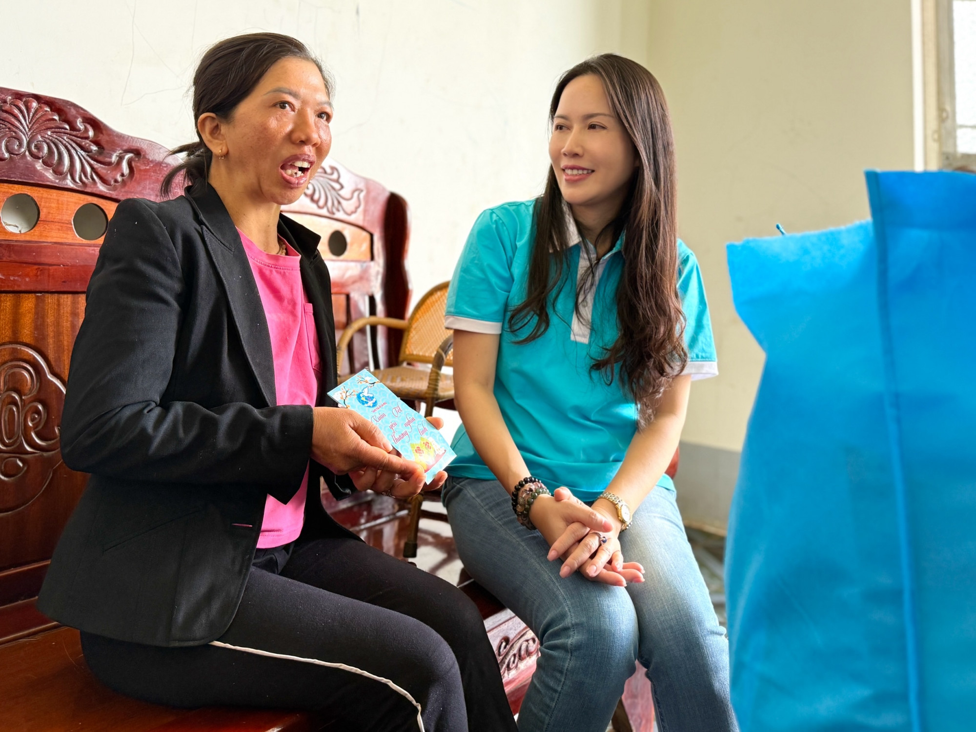 Bà Phan Thị Bích Hường – Uỷ biên Ban thường vụ Hội LHPN TPHCM, Giám Đốc Nhà Văn hóa Phụ nữ TPHCM  cũng đến thăm hỏi, khích lệ các phụ nữ đơn than tại các phường Tam Long, xã Nghĩa Thành, Ngãi Giao, Bình Giã