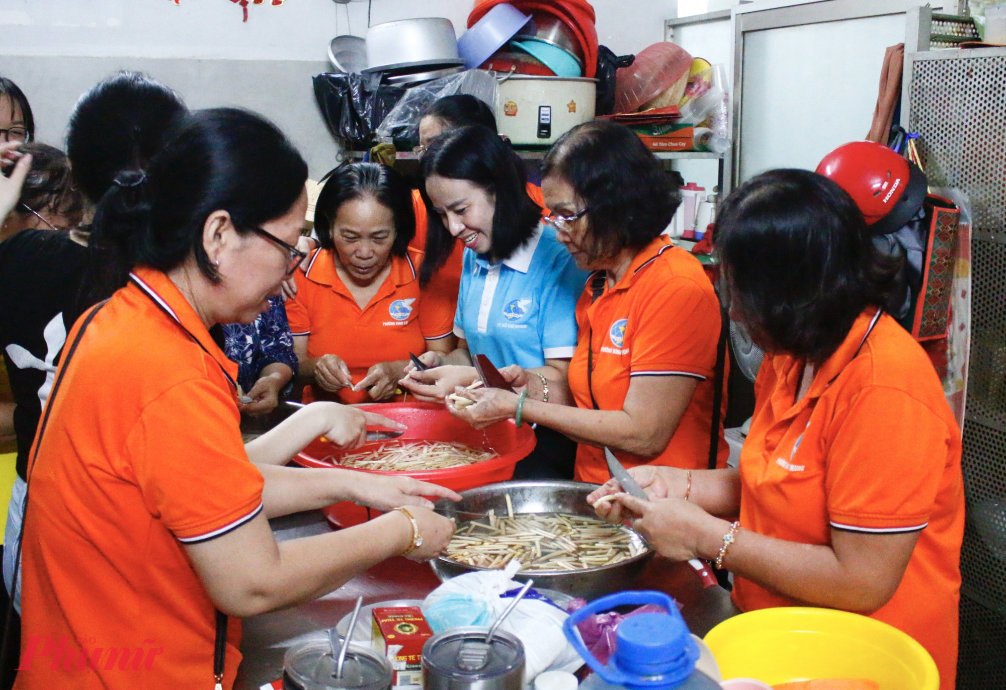 dành thời gian cùng các cô phụ bếp tại cơ sở chuẩn bị những bữa ăn ấm áp, đầy đủ dinh dưỡng cho các cụ.