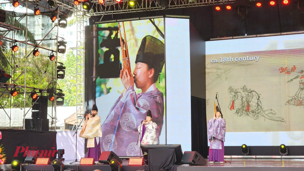 Các nghệ sĩ Nhật Bản trình diễn giai điệu của Gagaku -  âm nhạc và vũ đạo cung đình Nhật Bản