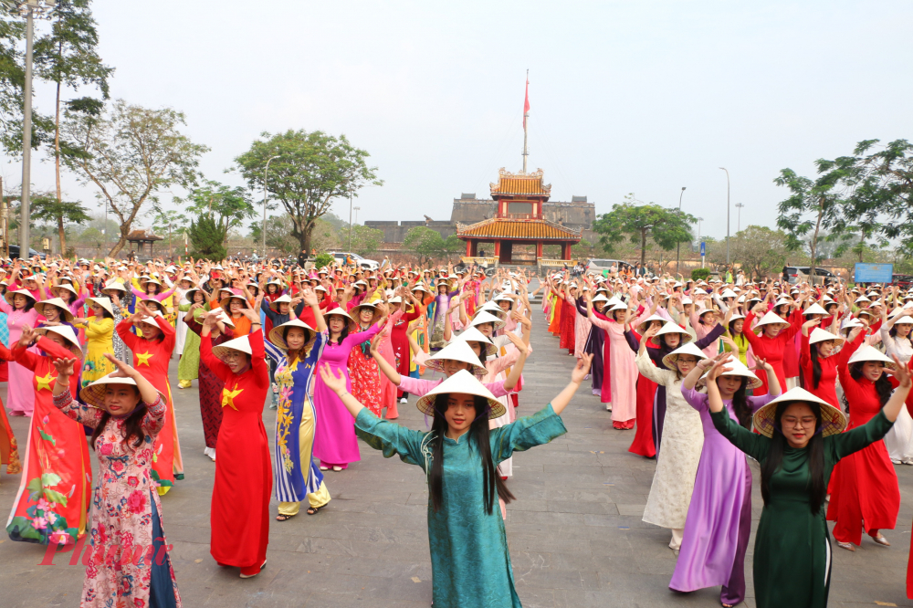 Hình ảnh gần 1.000 hội viên phụ nữ Huế rạng rỡ trong điệu dân vũ trên nền “Xinh tươi Việt Nam”