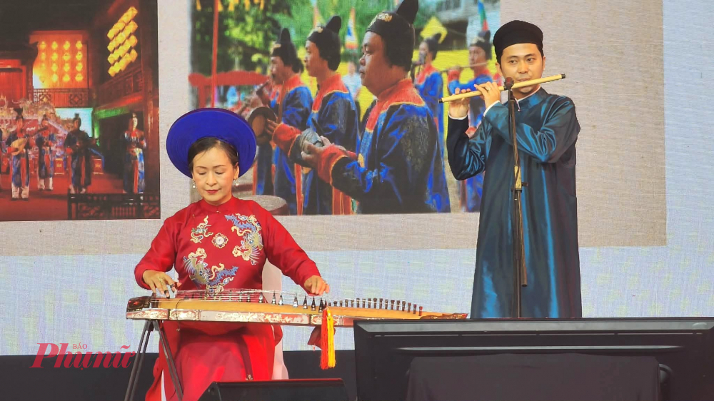 Các nghệ sĩ Việt Nam trình diễn Nhã nhạc cung đình 