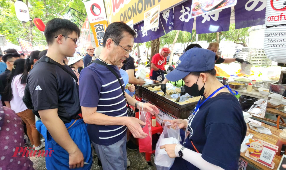 Khu quầy hàng ăn uống ngoài trời giúp thực khách dễ dàng thưởng thức hương vị Nhật Bản trong không gian mở cùng abn5 bè, người thân