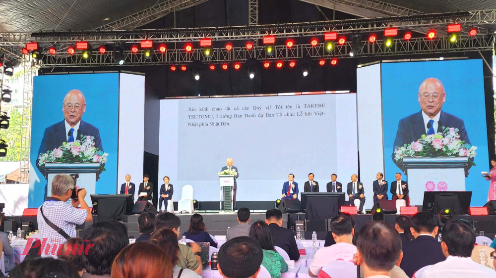 Ông Takebe Tsutomu, Chủ tịch danh dự Ban Tổ chức lễ hội Việt – Nhật phía Nhật Bản, dùng hình ảnh hai loài hoa để nói lên nét đẹp trong tình hữu nghị Việt Nam - Nhật Bản