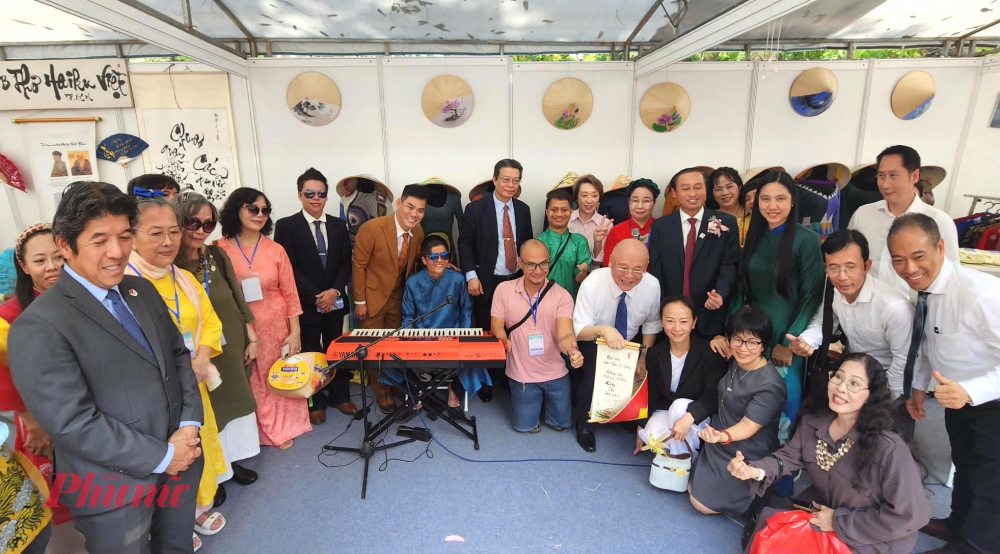 Các đại biểu giao lưu cùng những nạn nhân chất độc màu da cam tại gian trưng bày của Hội hữu nghị Việt Nam - Nhật Bản TPHCM