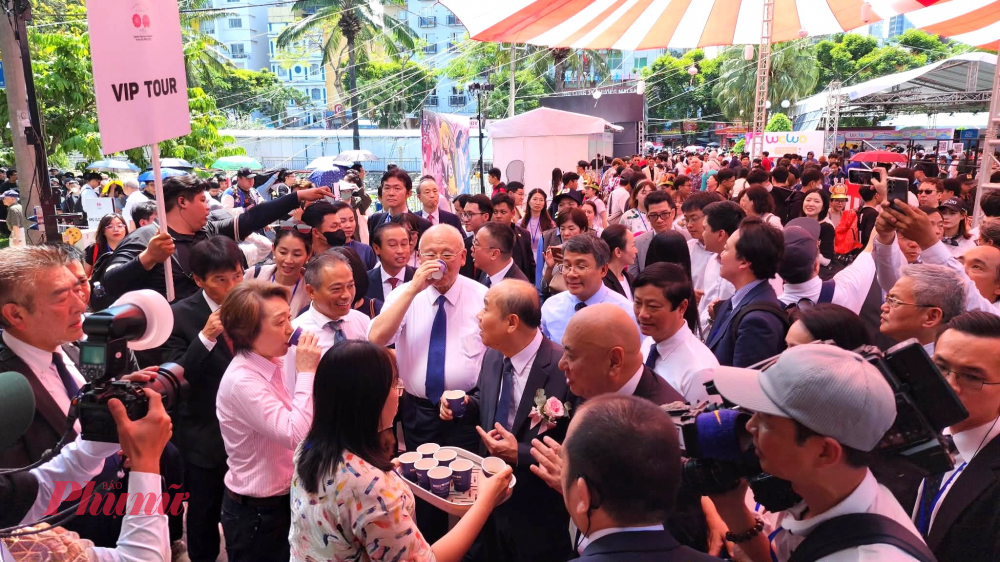 Đoàn đại biểu tham quan và dùng thử sản phẩm tại khu triển lãm các sản phẩm tiêu biểu của TPHCM