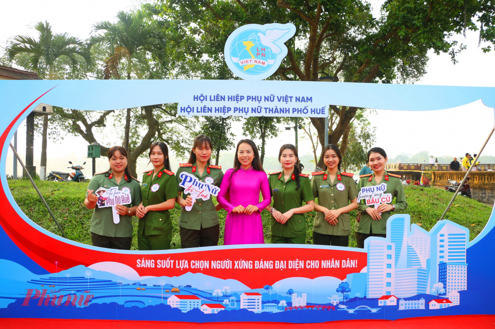 Chi hội Phụ nữ Công an TP Huế tham gia thi rung chuông vàng tìm hiểu Luật Bầu cử Quốc hội và HĐND, tìm hiểu Nghị quyết Đại hội Đảng các cấp Nghị quyết Đại hội Mặt trận thành phố