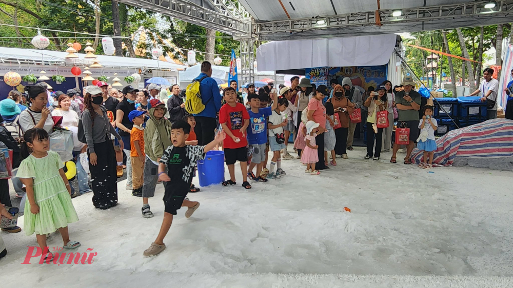 Khu vườn tuyết nhân tạo thu hút nhiều du khách nhí giữa cái nắng trưa