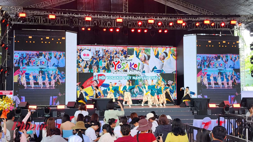 Nhóm nhảy từ Nhật Bản đem đến vũ điệu Yosakoi sôi động cho sân khấu lễ hội