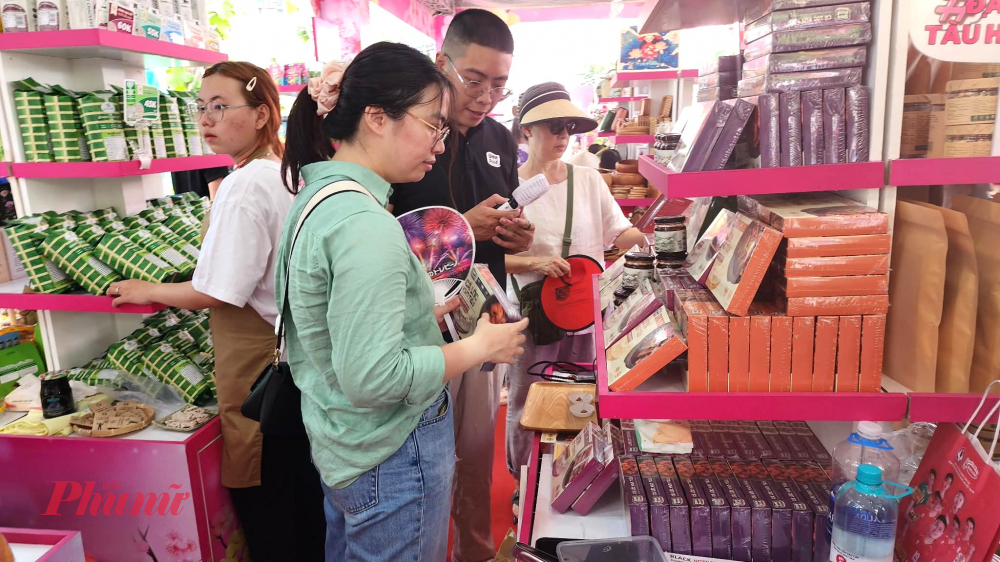 Khách tham quan lựa chọn các mặt hàng giới thiệu tại lễ hội