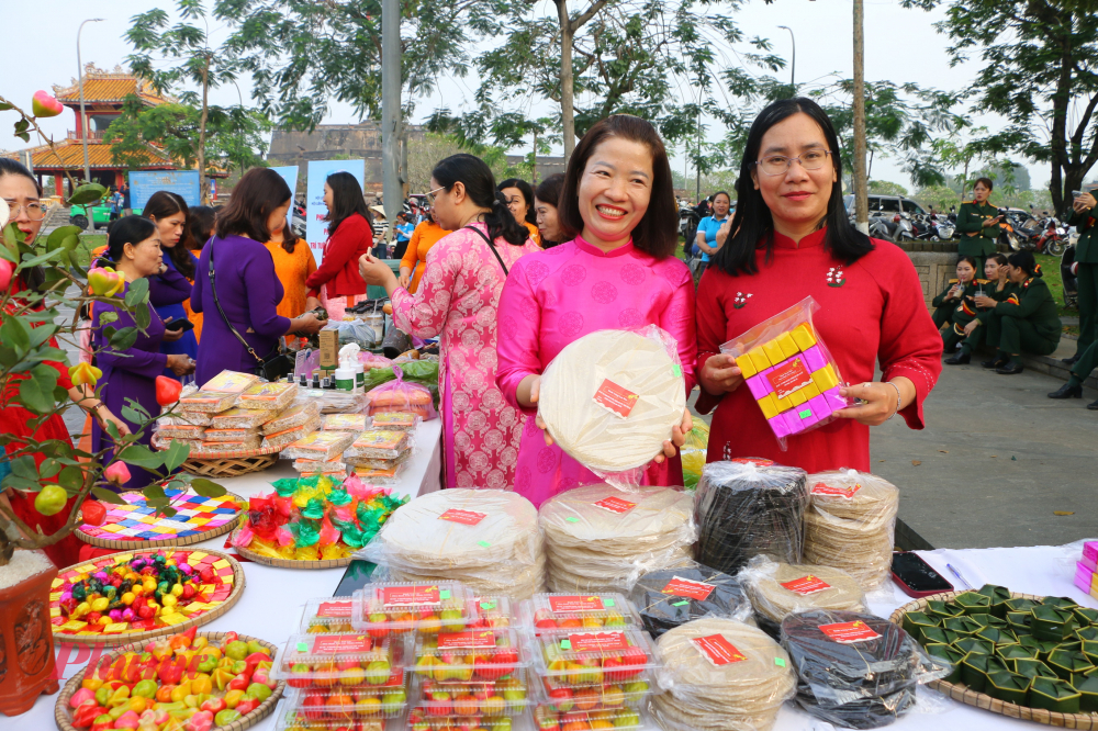 Dịp nàycCác chi hội cùng tham gia triển lãm “Sắc màu làng nghề” 