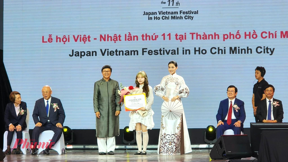 Nhà thiết kế Sĩ Hoàng (thứ ba từ trái sang) đại diện BTC trao giải xuất sắcCuộc thi Thiết kế áo dài cho bạn Momomi Miyazaki.