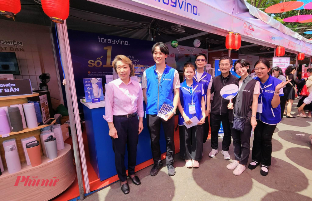 Bà Hashimoto Seiko tham quan gian hàng triển lãm của một số doanh nghiệp hợp tác Việt Nam - Nhật Bản 