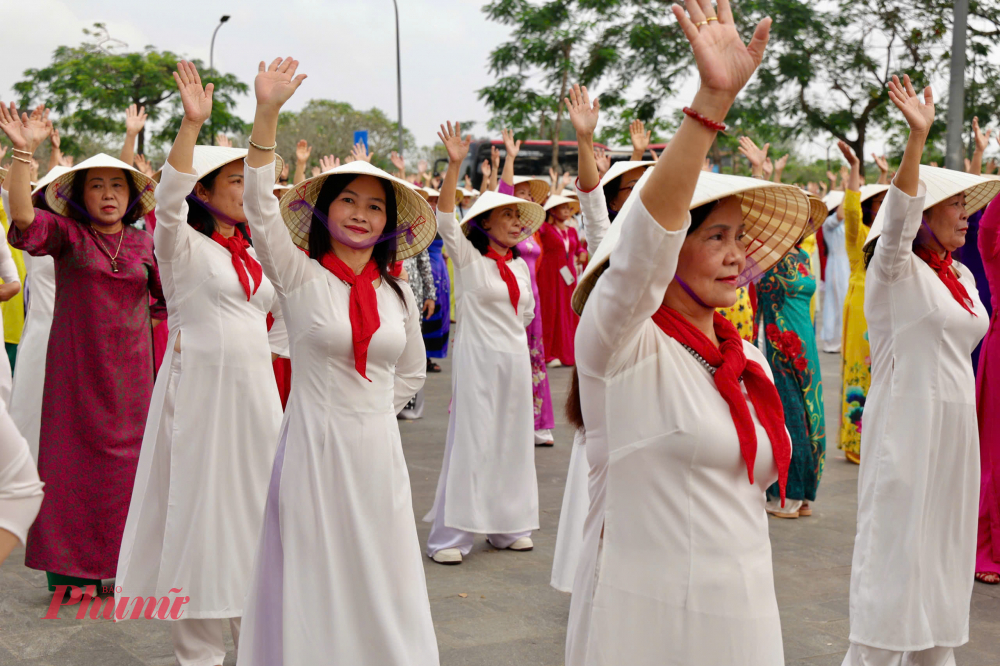 Gần 1000 phụ nữ Huế tham gia nhảy dân vũ