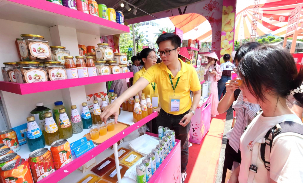 Nhiều gian hàng thu hút khách tham quan nhờ chương trình dùng thử và giảm giá