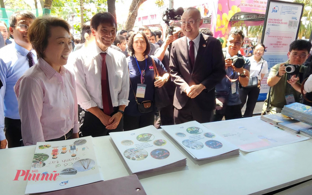 Bà Hashimoto Seiko - Thượng Nghị sỹ kiêm Trưởng ban Ban Tổ chức phía Nhật Bản (bìa trái), và ông Shimada Tomoaki - Thứ trưởng Bộ Ngoại giao Nhật Bản (thứ hai từ trai sang) đến tham quan gian hàng của Cơ quan Hợp tác Quốc tế Nhật Bản (JICA) tại Lễ hội Việt - Nhật lần thứ 11