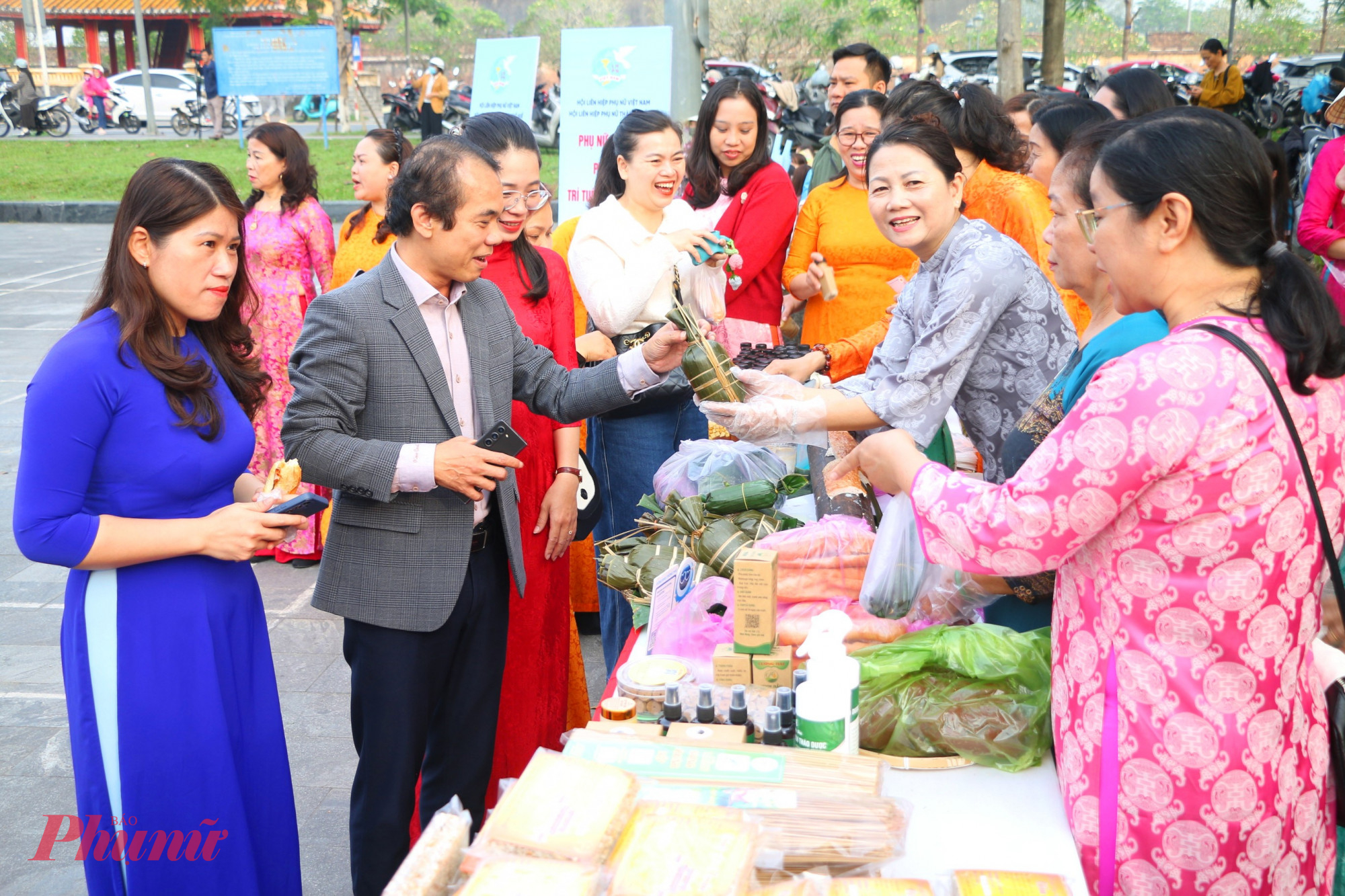 Ông Võ Lê Nhật- Bí thư phường Phú Xuân (TP Huế) tham quan triển lãm các gian hàng 