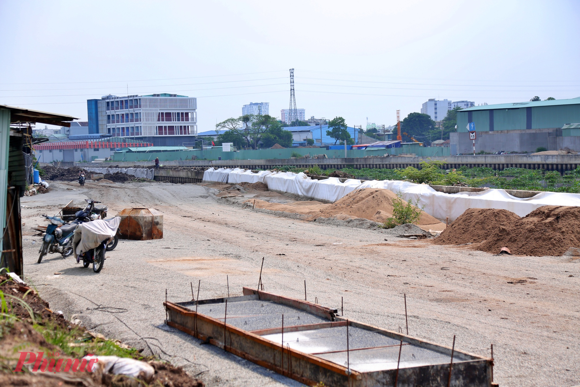 Việc thi công không đồng bộ, cầm chừng khiến tiến độ chung của toàn dự án cũng bị trễ, ảnh hưởng không nhỏ đến đời sống của người dân.