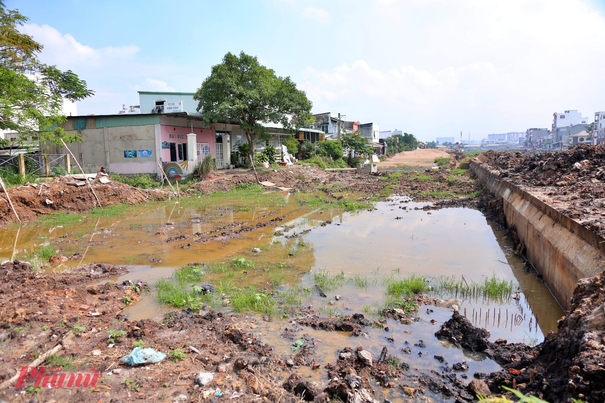Trong khi đó, đoạn từ cầu Chợ Cầu đến cầu Trường Đai phía quận 12 cũ vẫn còn rất ngổn ngang, thi công bầy hầy, không đồng đều.