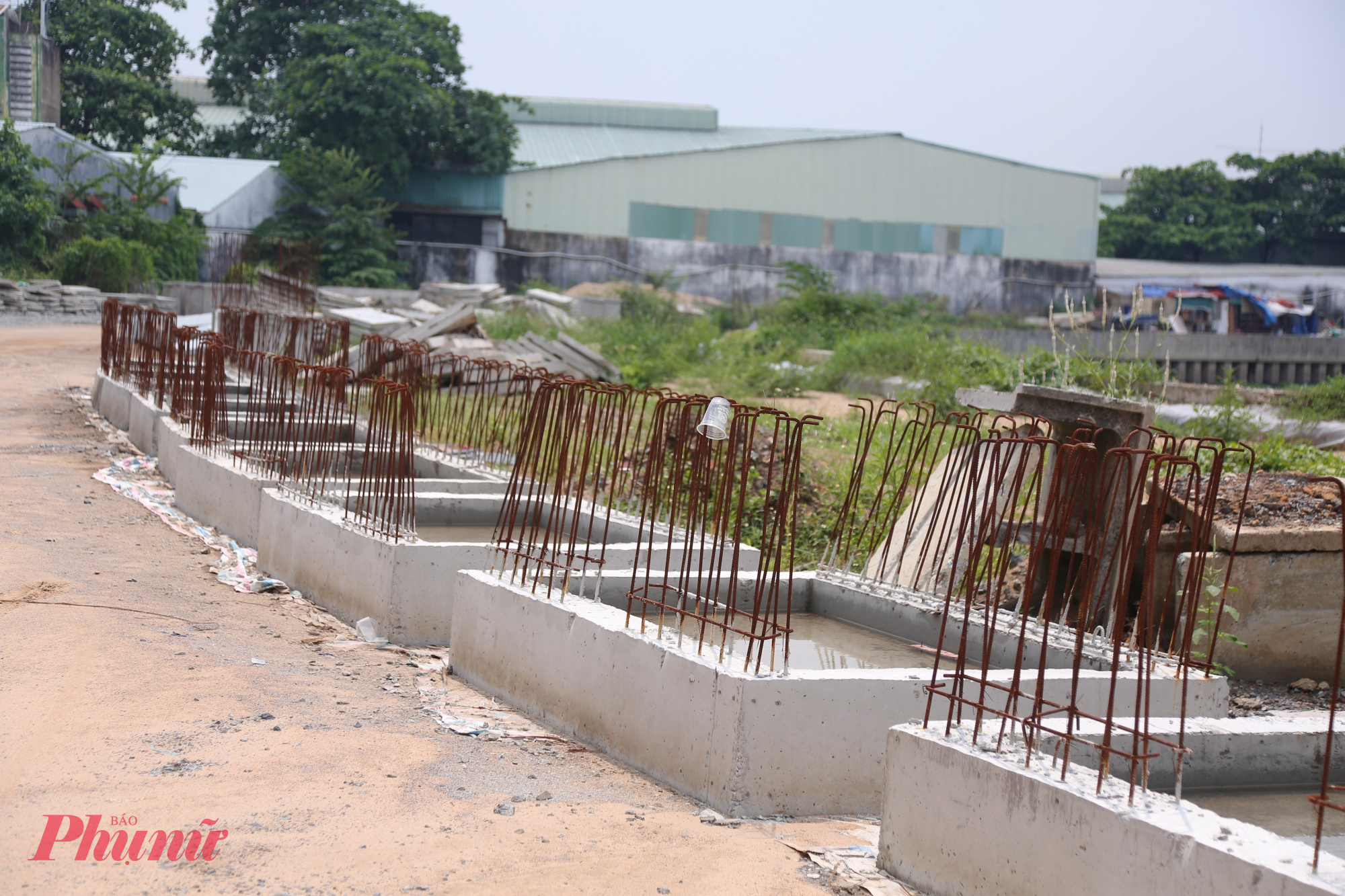 Đến nay, mới có gần 15km trong tổng số 64km tuyến kênh được thông xe kỹ thuật, chiếm khoảng 23% chiều dài toàn tuyến. Theo kế hoạch trước đó, dự án đặt mục tiêu cơ bản thông xe toàn tuyến vào cuối năm 2025 và hoàn thành toàn bộ vào năm 2026.