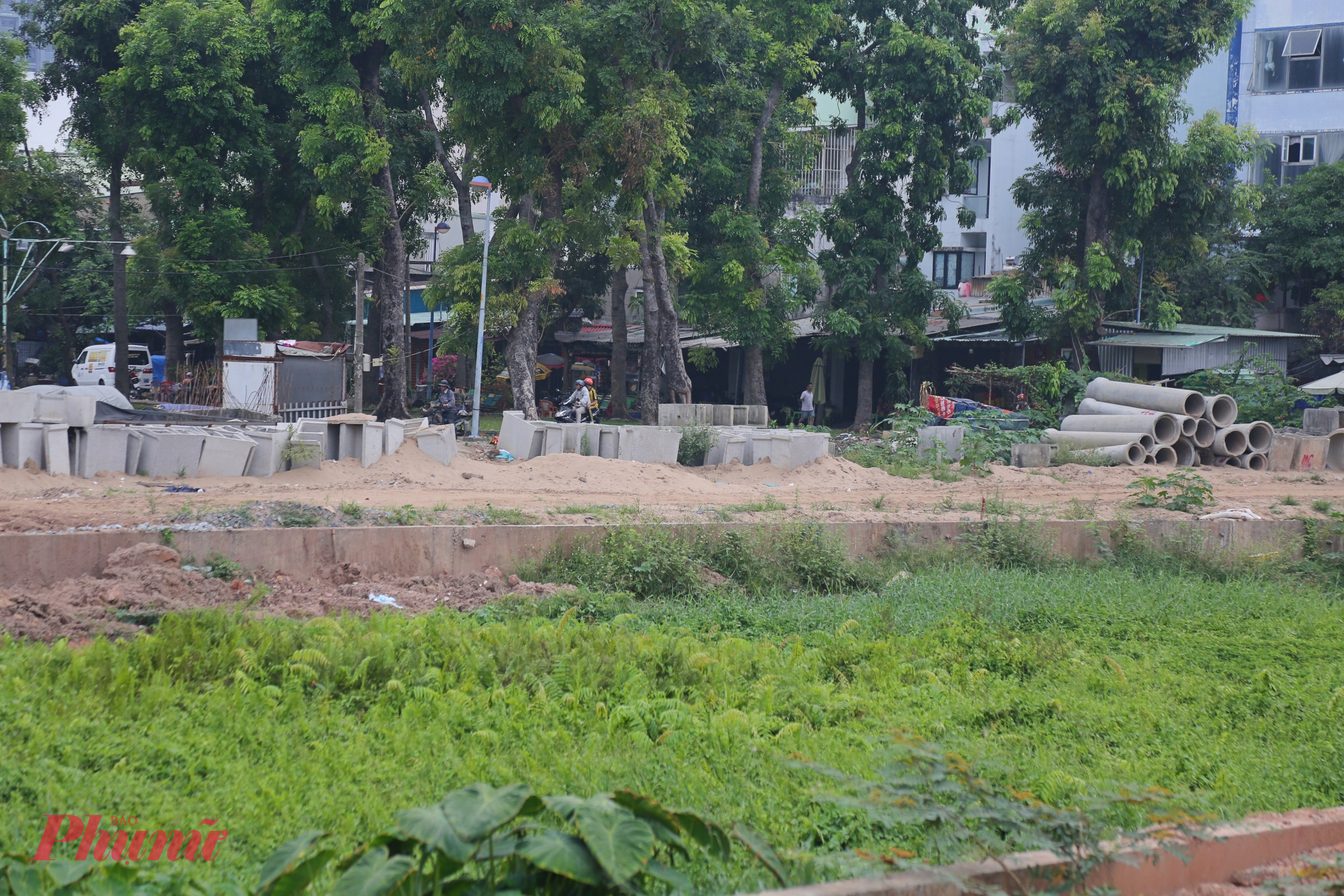 Ghi nhận tại gói thầu XL-06 (cầu Bưng - cầu Tham Lương) hiện đạt 60,63% chỉ lác đác công nhân thi công. 