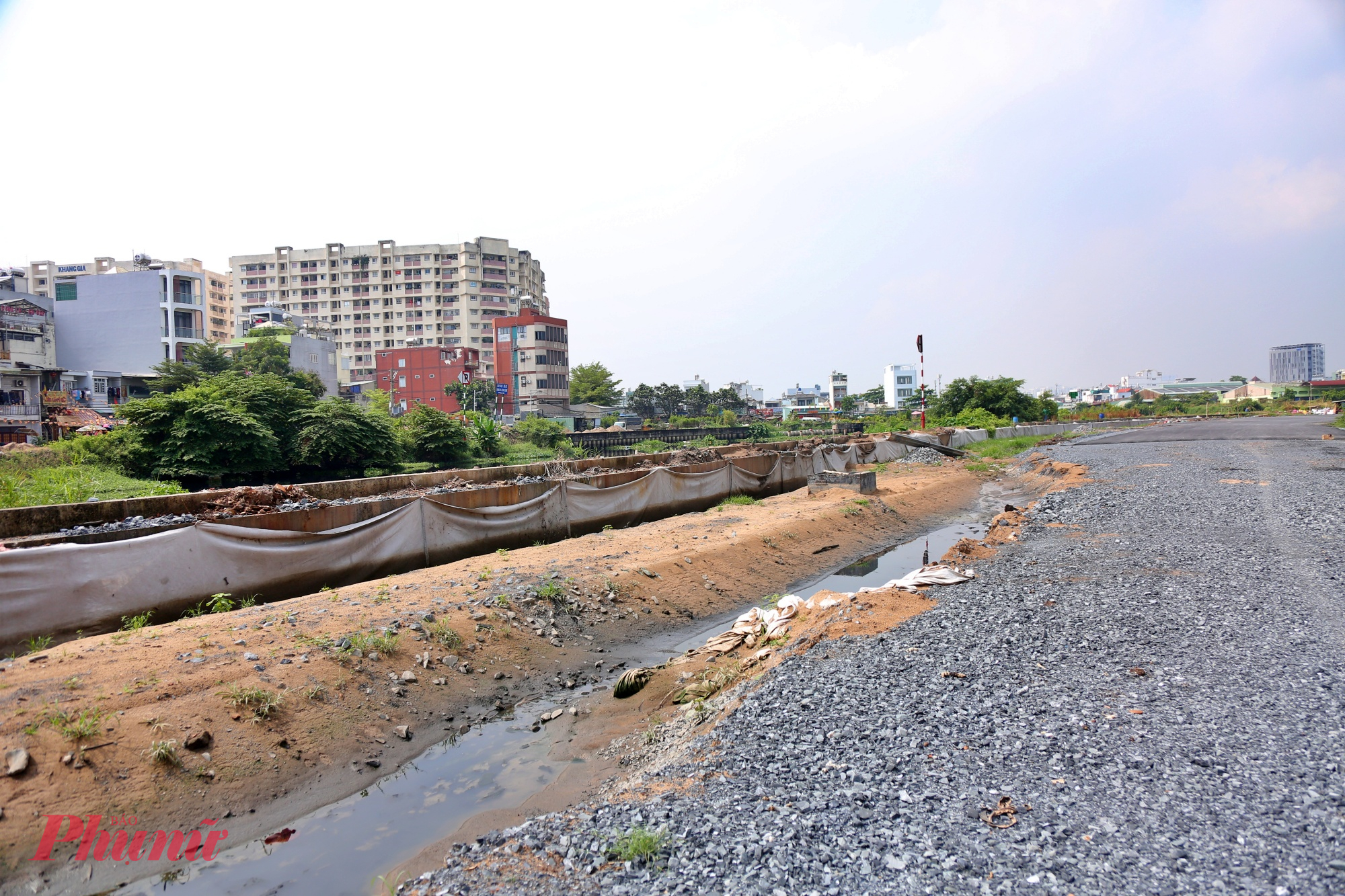 Có đoạn của gói thầu XL-07 đã san lấp mặt đường nhưng 