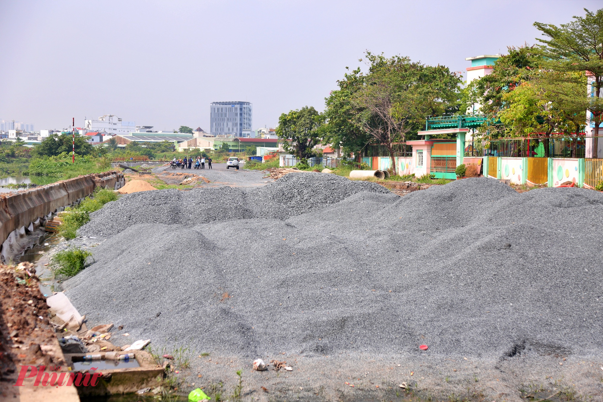 Một số đoạn tại gói thầu XL-07 đã đổ đất cát xây dựng mặt đường nhưng vắng bóng công nhân thi công
