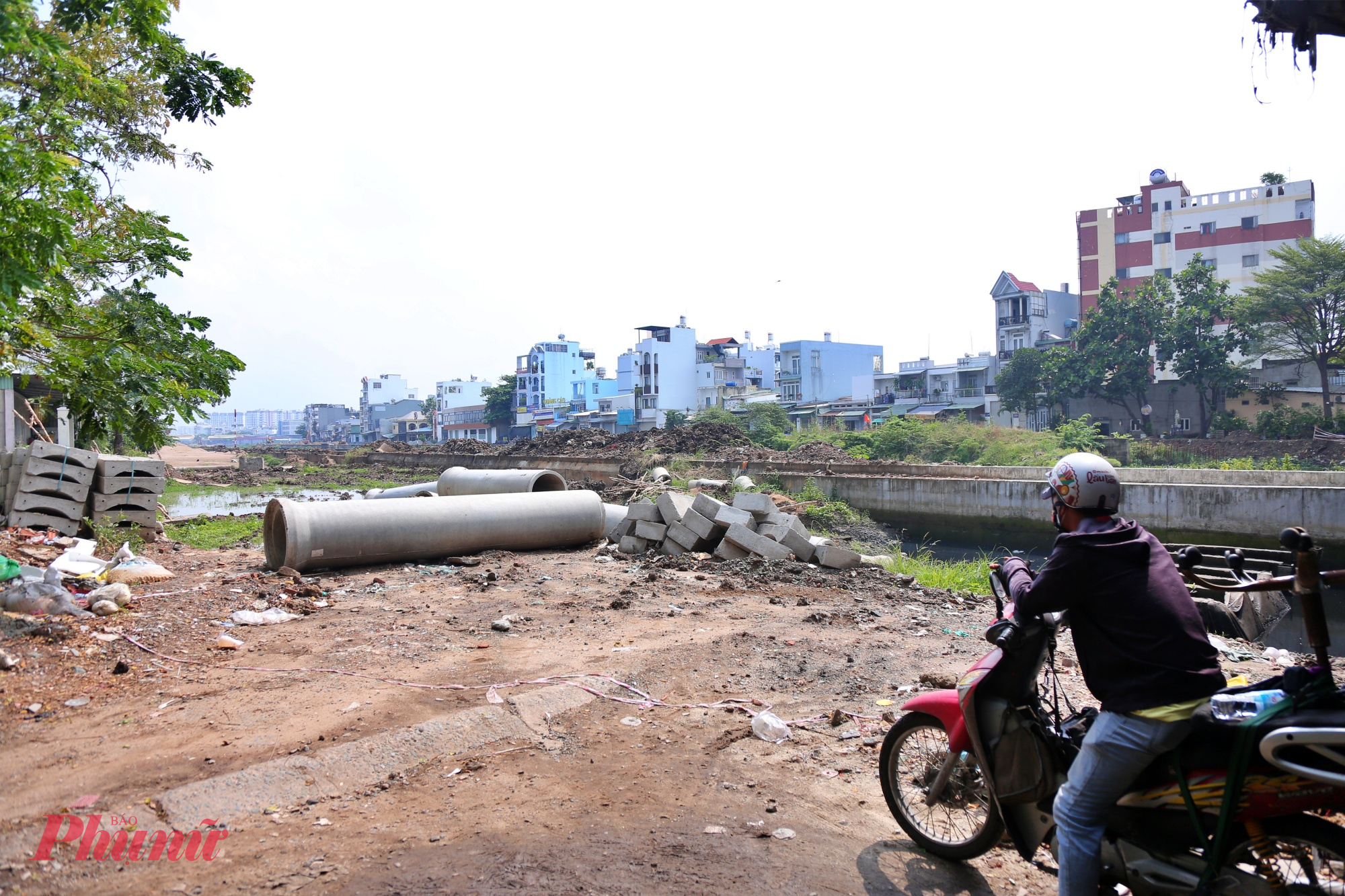 Nhiều người dân tưởng rằng đường ven kênh từ cầu Chợ Cầu đến cầu Trương Đai đã xong, định chạy xe vào nhưng bất ngờ khi vật liệu còn ngổn ngang.