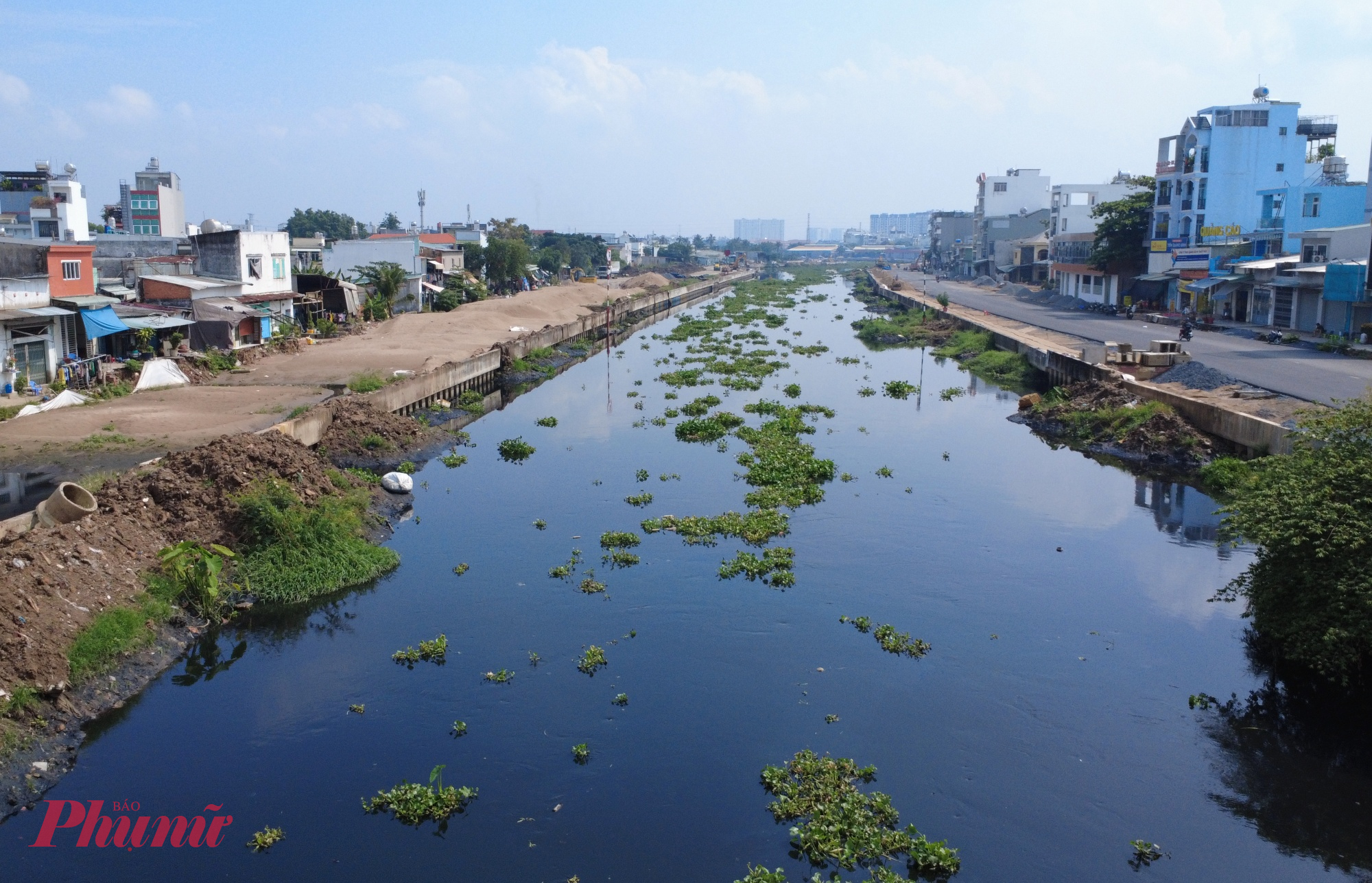 Dự án cải tạo kênh Tham Lương - Bến Cát - rạch Nước Lên với tổng mức đầu tư hơn 9.030 tỉ đồng được kỳ vọng sẽ góp phần chống ngập, cải thiện môi trường và chỉnh trang đô thị cho khu vực phía tây và bắc TP.HCM. Tuy nhiên, dù nhiều gói thầu đã bước vào giai đoạn nước rút, ghi nhận thực tế cho thấy nhiều đoạn công trình vẫn thi công bầy hầy, thiếu đồng bộ, tiến độ khá chậm.