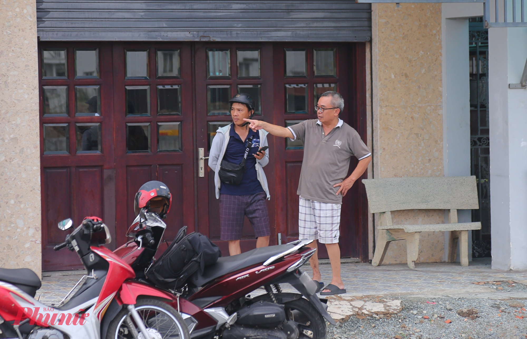 Trò chuyện với phóng viên, ông Tạo (phải) chia sẻ: “Tôi mong tiến độ được đẩy nhanh chứ kéo dài như hiện nay thì rất bất tiện cho cuộc sống người dân. Nhà tôi nằm sát ranh giới giải phóng mặt bằng nên cũng bị ảnh hưởng. Trời mưa thì đường lầy lội, còn nắng thì bụi bay mù mịt. Trước Tết một đoạn đường ven kênh đã được thảm nhựa, tuy nhiên chỉ kéo dài một đoạn ngắn, phần còn lại vẫn còn ngổn ngang. Xung quanh đây có nhiều trường học, học sinh đi lại đông nhưng công trình còn bầy hầy, ảnh hưởng đến các em nhỏ. Công nhân thì thi thoảng ra làm vài ngày rồi lại không thấy đâu, từ sau Tết đến nay mới làm được vài ngày gần đây”.