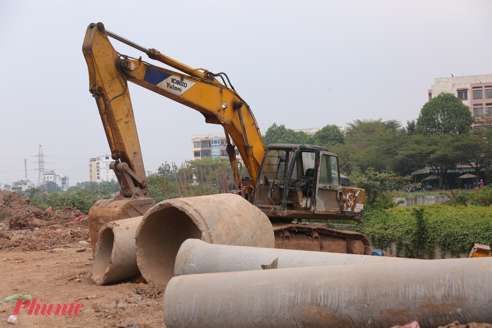 Một số gói thầu khác tiến độ còn thấp hơn như gói XL-04 (cống Hồng Ký - cầu Tân Kỳ Tân Quý) hơn 329 tỉ đồng, dự kiến hoàn thành ngày 30/3 năm nay, nhưng hiện mới đạt 53,78%