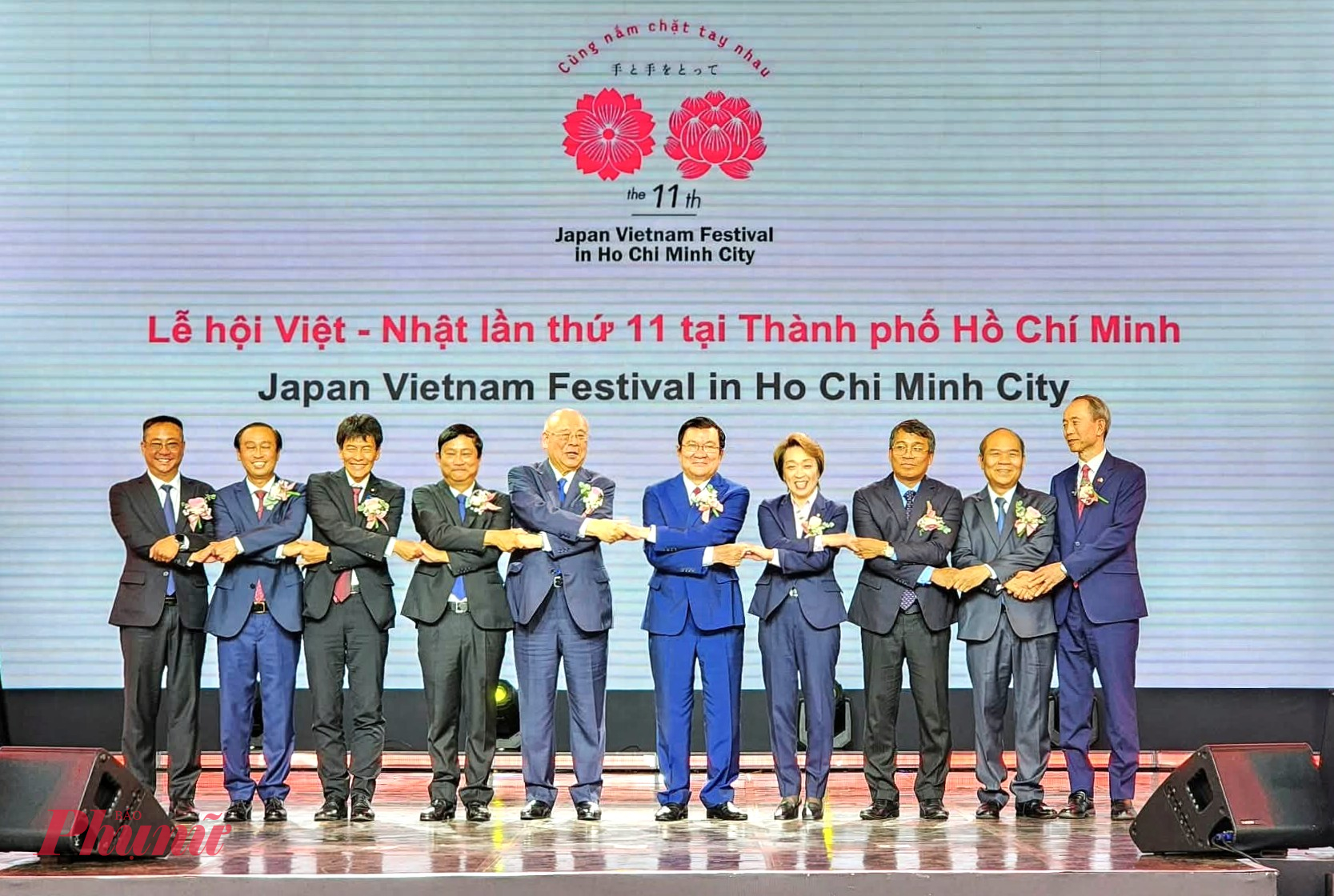 Các đại biểu cùng nắm tay khai mạc lễ hội Việt - Nhật lần thứ 11 tại TPHCM