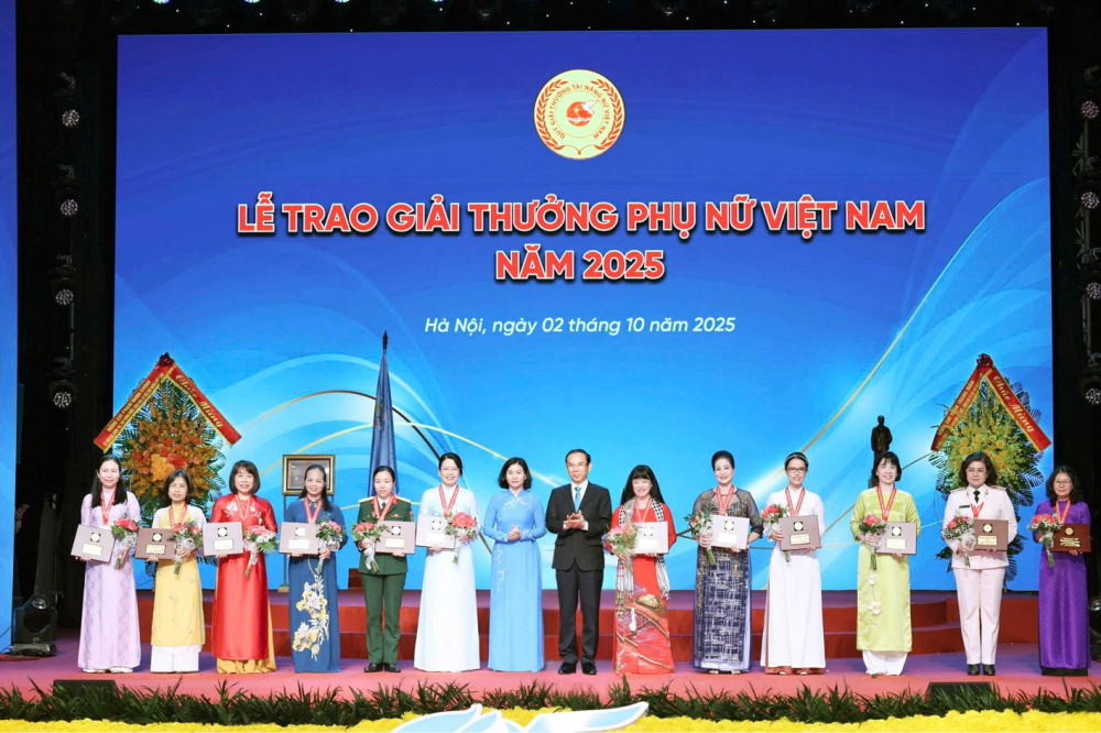 Bà Nguyễn Thị Ánh Hoa (thứ sáu từ trái qua) nhận giải thưởng Phụ nữ Việt Nam 2025