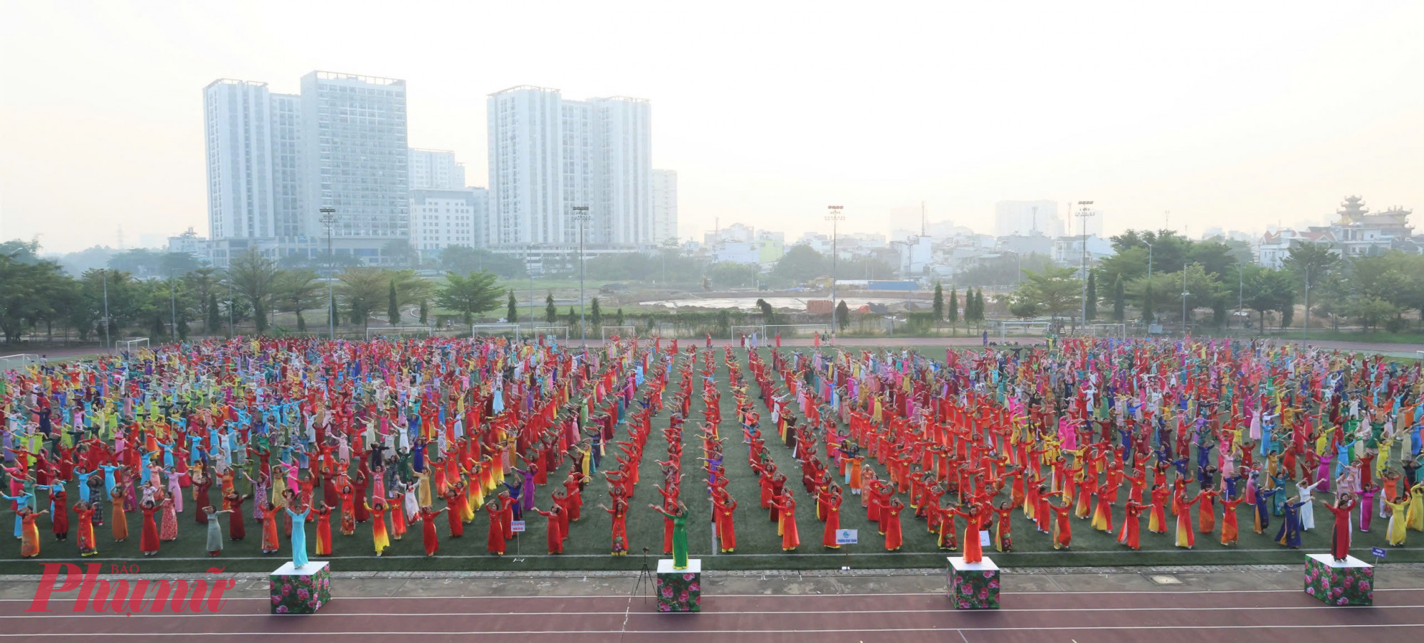 Tại sân vận động Gia Định, Hội LHPN các phường thuộc Cụm thi đua số 6 gồm: Thủ Đức, Bình Thạnh, Hiệp Bình, Gò Vấp, Thông Tây Hội, Gia Định, Bình Lợi Trung, Thạnh Mỹ Tây, Bình Quới tổ chức chương trình Đồng diễn dân vũ Áo dài Việt Nam năm 2026 với chủ đề “50 năm tự hào Thành phố mang tên Bác” - Ảnh: Ban tổ chức cung cấp