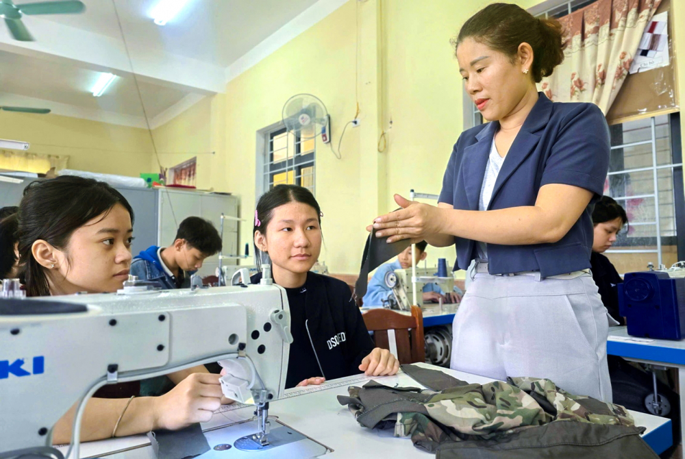 Cô Phan Thị Ngọc phải dùng ngôn ngữ ký hiệu để truyền nghề cho học sinh câm điếc