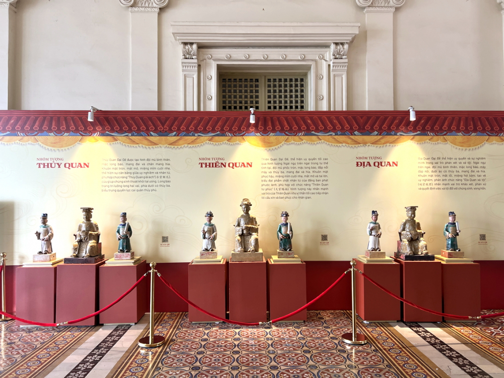 Bộ gốm men nhiều màu  Tam quan Đại đế thuộc sưu tập  của ông Lê Thanh Nghĩa - Chủ tịch  Hội Cổ vật TPHCM - ẢNH: DIỄM MI