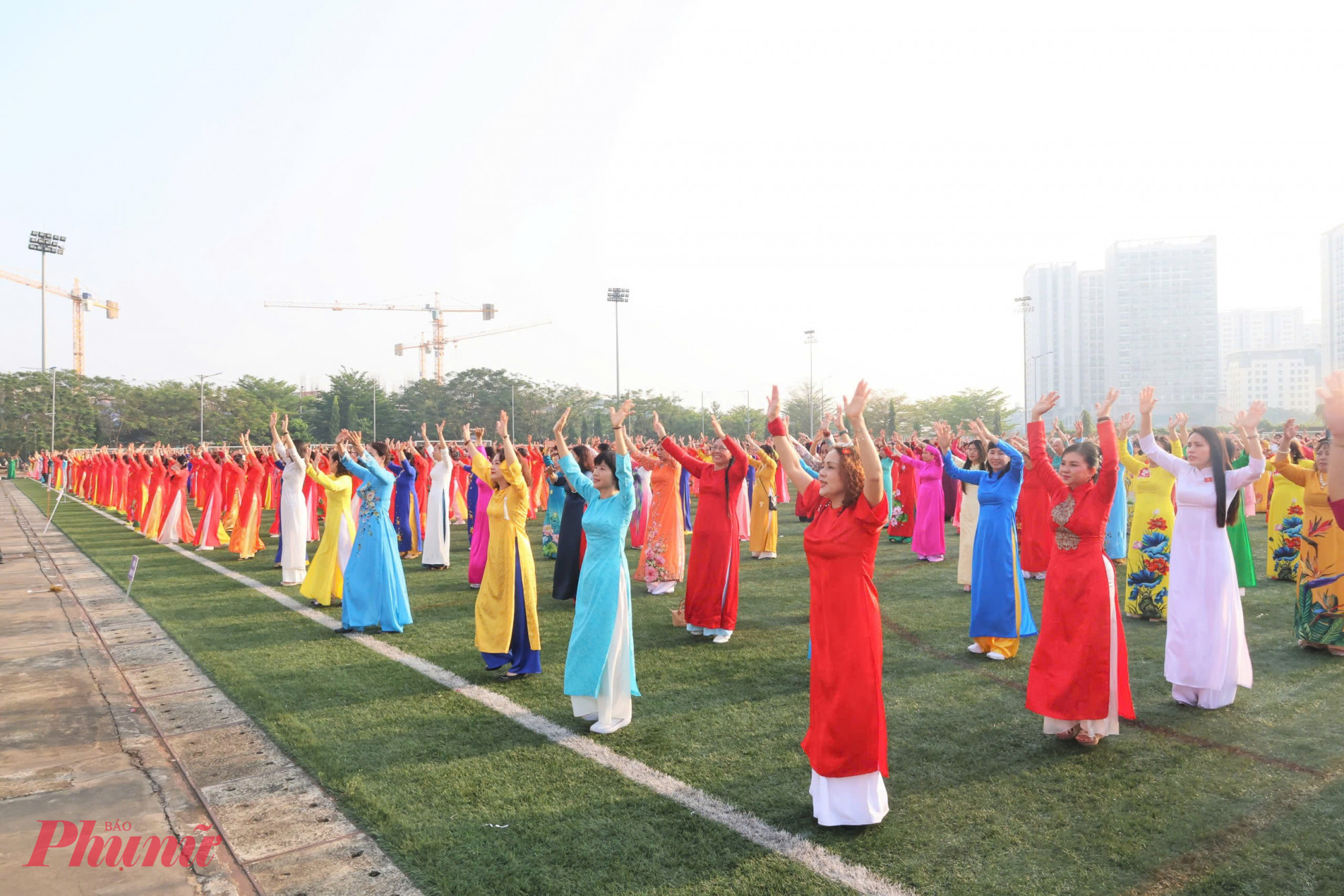 Phần đồng diễn dân vũ áo dài với sự tham gia của 3.000 diễn viên không chuyên, là cán bộ, hội viên phụ nữ và người dân đến từ 9 phường trong cụm thi đua số 6. Các tiết mục được thể hiện trên nền các ca khúc “Tự hào tiếp bước tương lai” của tác giả Nguyễn Văn Chung và “Thành phố Hồ Chí Minh tự hào vươn cao thế giới” của tác giả Khúc Đạo Minh, tạo nên không khí sôi nổi, rực rỡ sắc màu áo dài, lan tỏa niềm tự hào về truyền thống phụ nữ Việt Nam - Ảnh: Ban tổ chức cung cấp 