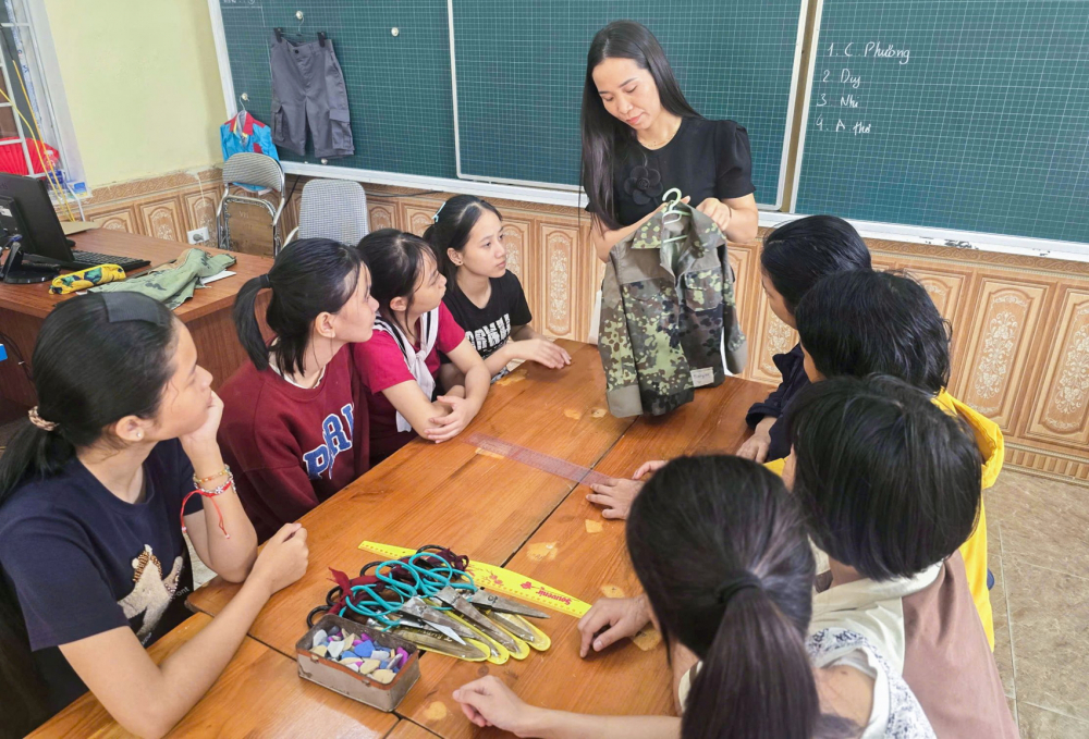 Cô Đỗ Thị Trang đang truyền nghề may cho nữ sinh khuyết tật