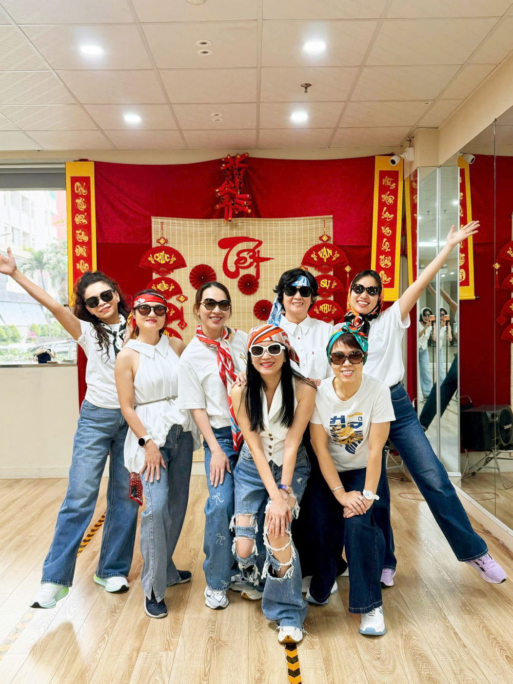 Chị Thanh Huyền (hàng đầu, bìa phải)  cùng các chị em trong nhóm nhảy  - Ảnh do nhân vật cung cấp