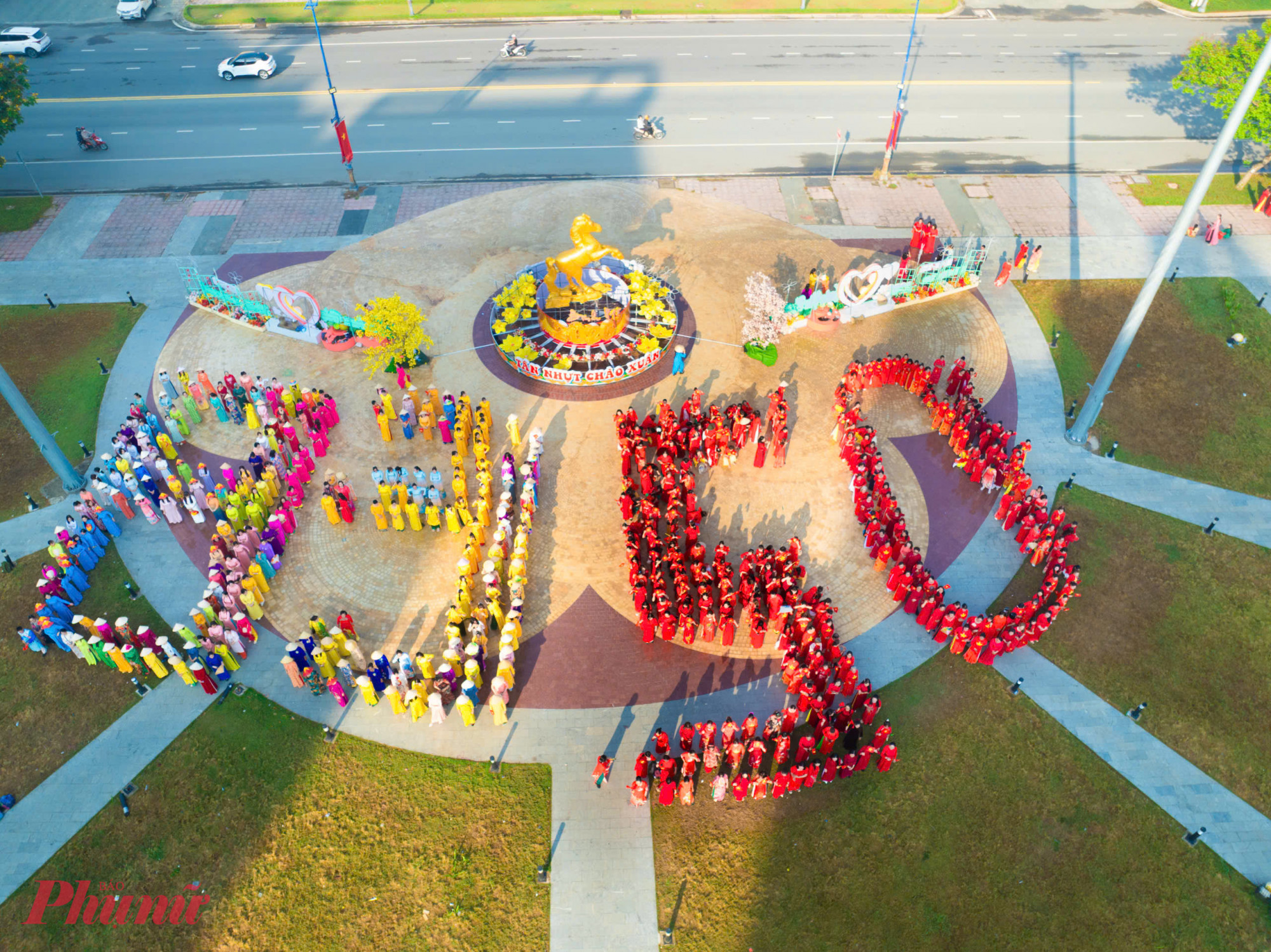 Hơn 1.900 phụ nữ đến từ cụm thi đua số 7, gồm Hội LHPN các xã Tân Nhựt, Bình Chánh, Bình Lợi, Hưng Long, Tân Vĩnh Lộc, Vĩnh Lộc tham gia đồng diễn dân vũ tại Công viên Trung tâm hành chính xã Tân Nhựt với chủ đề “50 năm tự hào Thành phố mang tên Bác” - Ảnh: Ban tổ chức cung cấp 