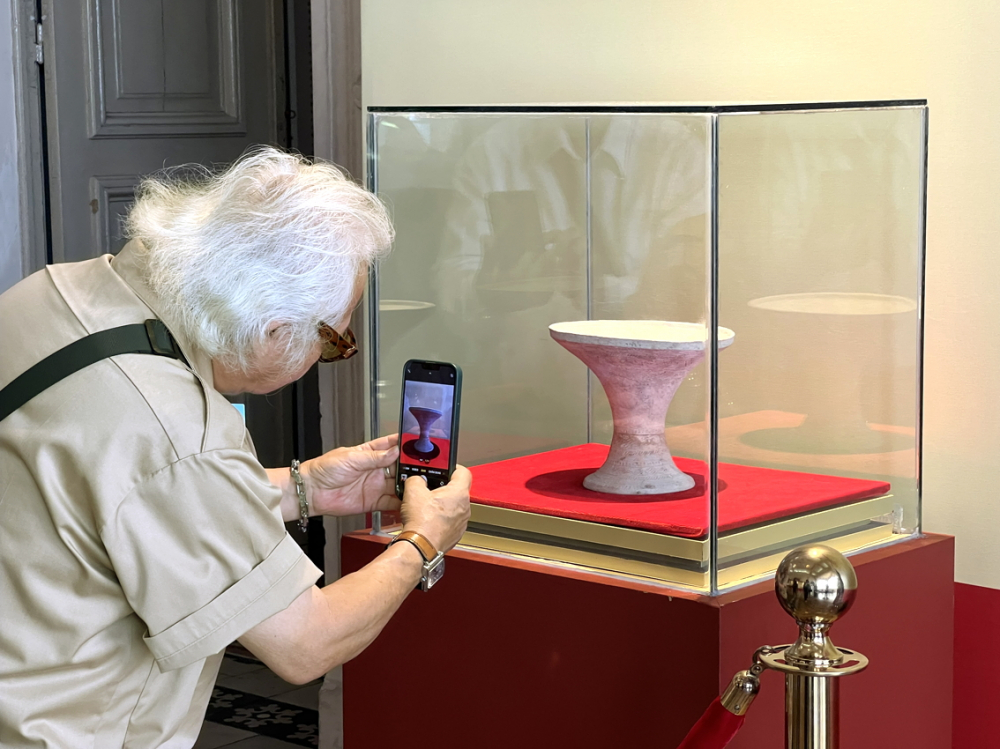 Bát bồng gốm văn hóa Hoa Lộc đang được trưng bày tại Bảo tàng TPHCM - ẢNH: DIỄM MI