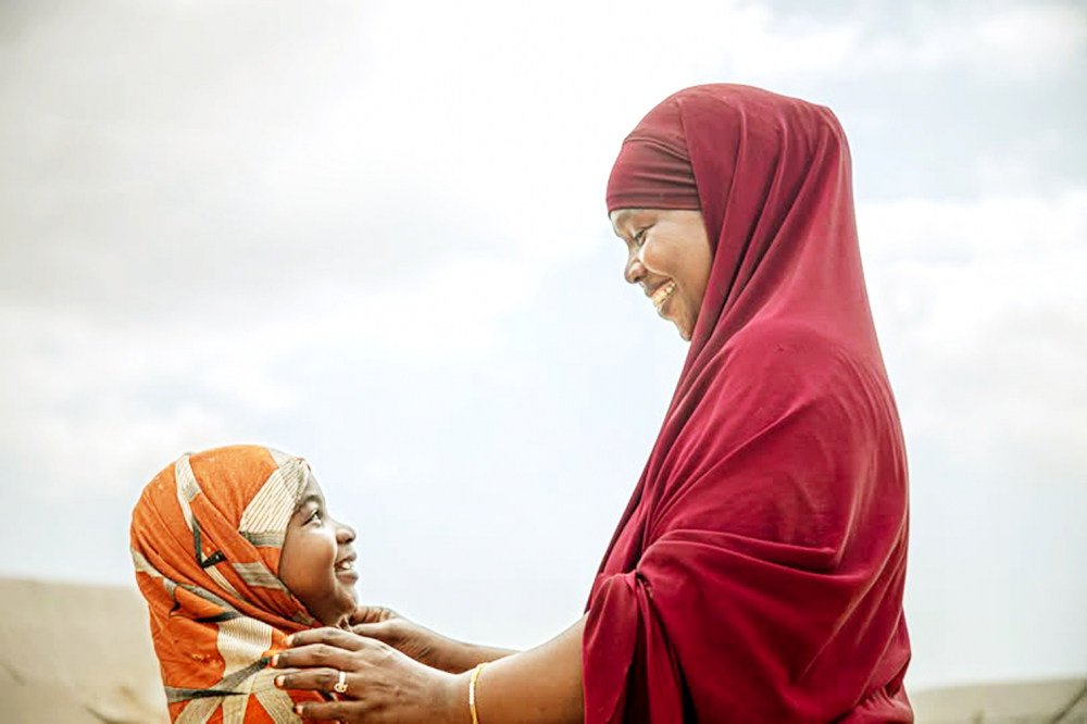 Một người mẹ và con gái trong khu trại Rabi Yasir dành cho người dân di tản nội địa ở thủ đô Mogadishu, Somalia - ẢNH: UNFPA/USAME NUR HUSSEIN