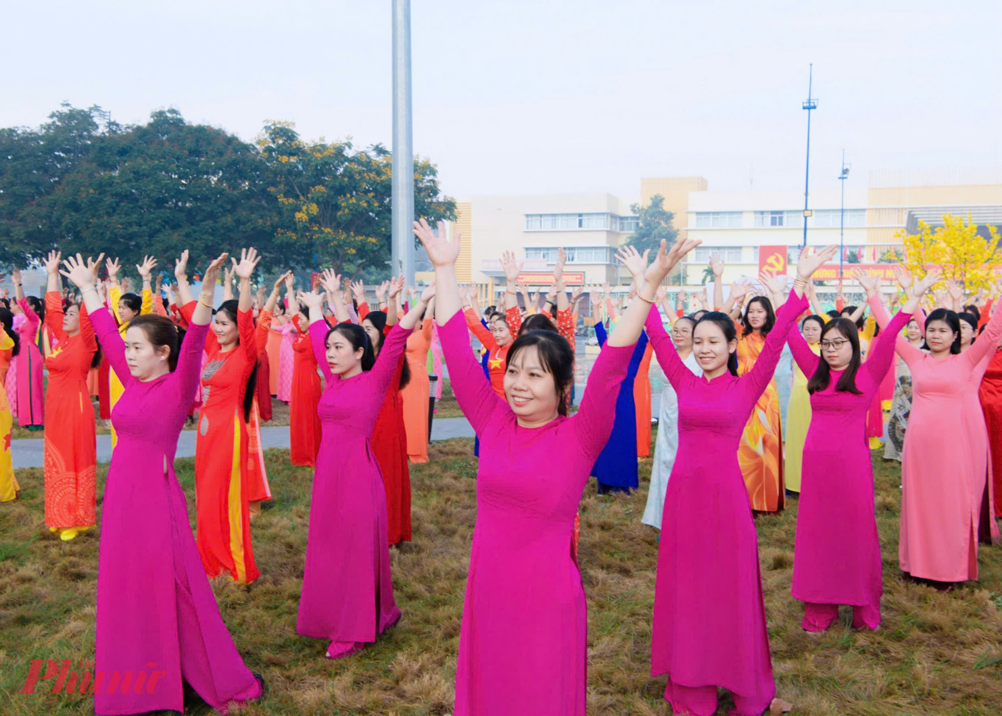 Các động tác dân vũ được các chị em phụ nữ cụm thi đua số 7 thể hiện đồng đều, đẹp mắt - Ảnh: Ban tổ chức cung cấp 