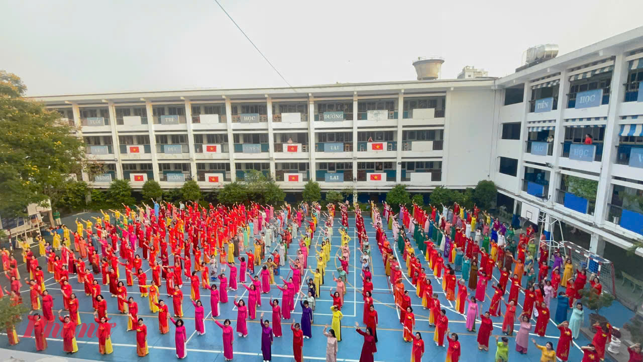 Tại Trường THPT Nguyễn An Ninh, chương trình đồng diễn dân vũ áo dài Việt Nam với chủ đề “50 năm tự hào Thành phố mang tên Bác” thu hút hơn 1.000 hội viên phụ nữ đến từ ba phường Diên Hồng, Hòa Hưng và Vườn Lài tham gia - Ảnh: Ban tổ chức cung cấp 