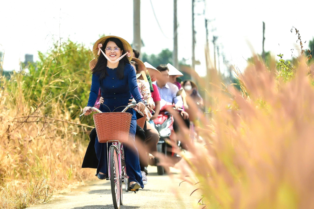 Bà Nguyễn Thị Ánh Hoa trải nghiệm đạp xe tham quan tour du lịch cộng đồng ở đảo Thiềng Liềng, TPHCM